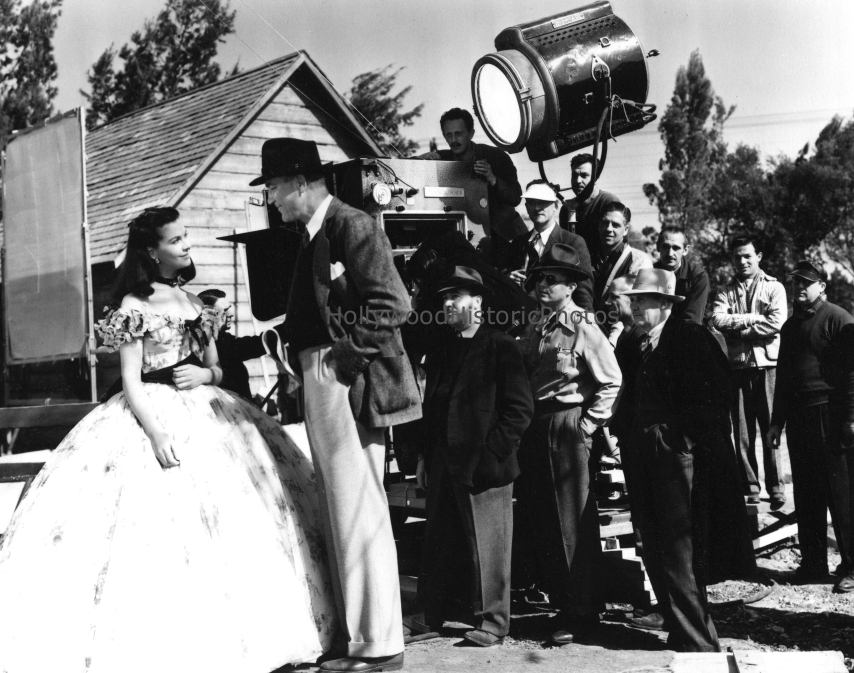 Vivien Leigh 1939 1 Victor Fleming on set of Gone With The Wind 1939 wm.jpg